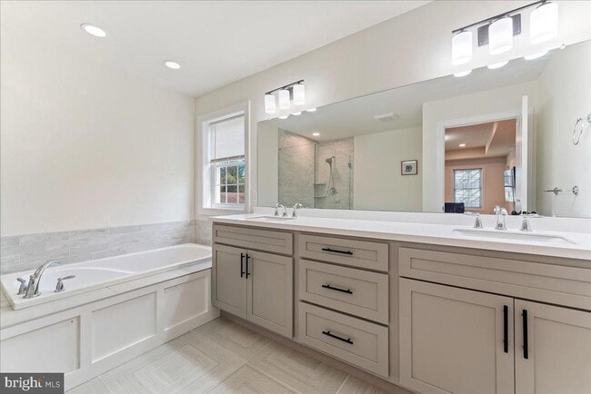 Building Photo - 321 Middletown Rd