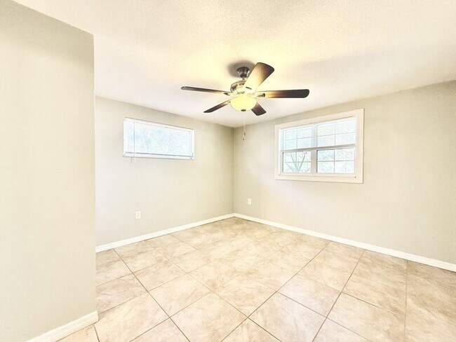 Building Photo - 5852 Monroe St