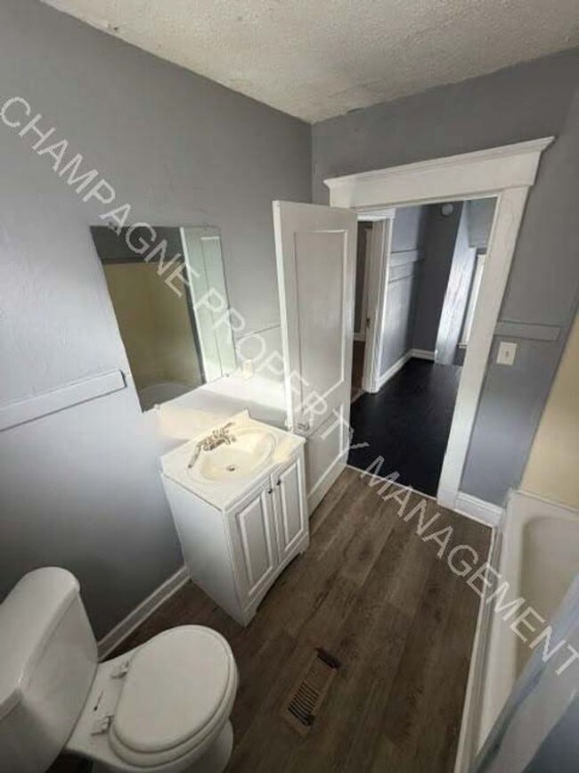 Building Photo - Newly Renovated Single Family Home