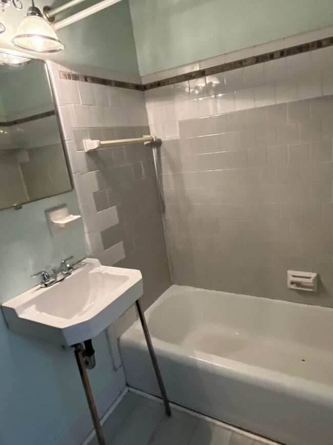 Building Photo - 2 bed 1 bath house- Walk to stadium! Available Mid-May!