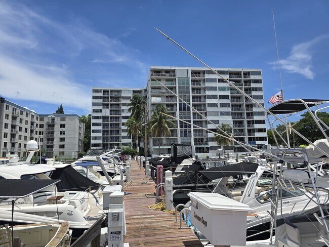 Building Photo - 1700 NW North River Dr