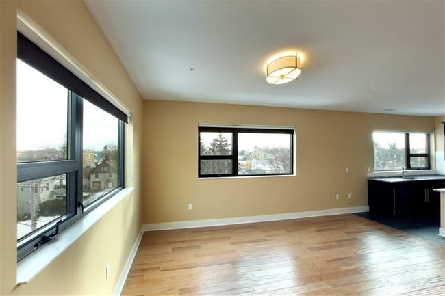 Building Photo - 834 Lake Dr SE