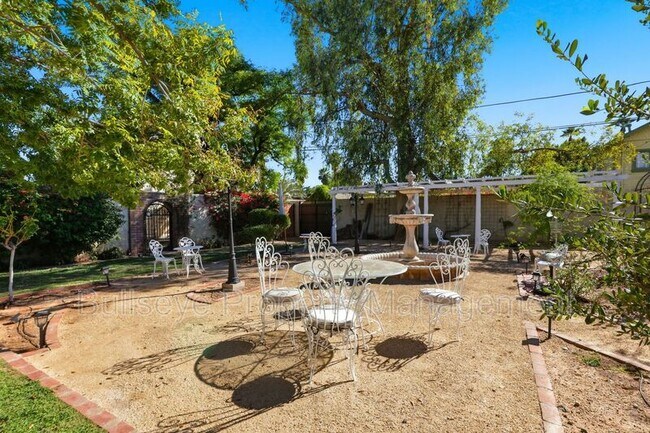 Building Photo - 525 W Lynwood St