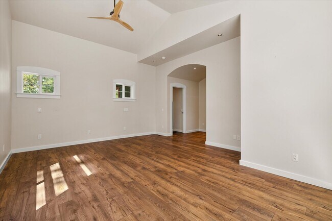 Building Photo - Large home in Awbrey Butte