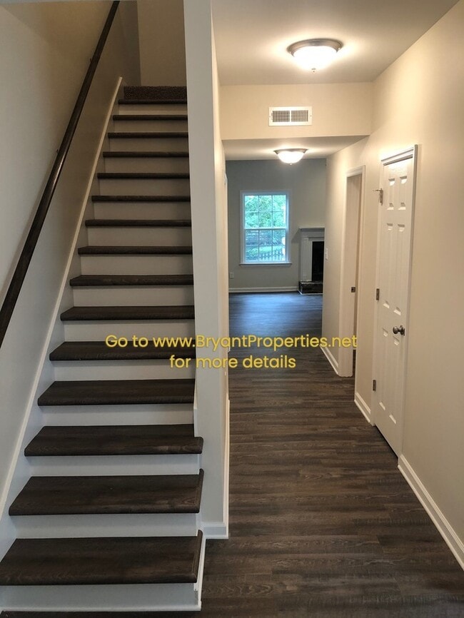 Building Photo - Townhome