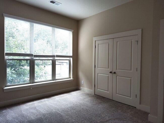 Building Photo - Move-In Ready Townhome located in the Stee...