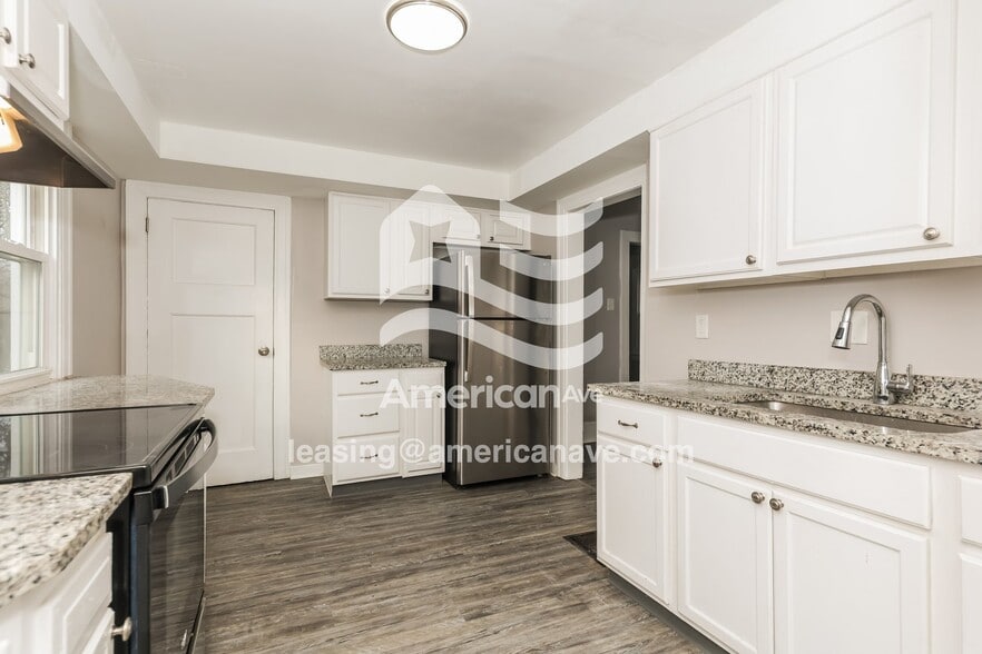 Building Photo - 736 McCleary Ave