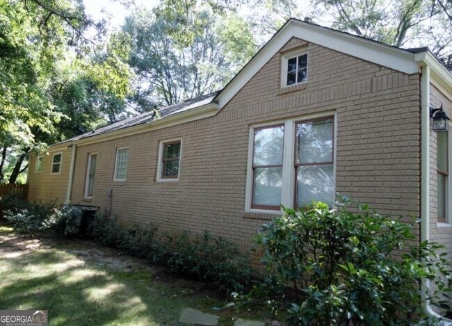 Building Photo - 49 Leslie St NE