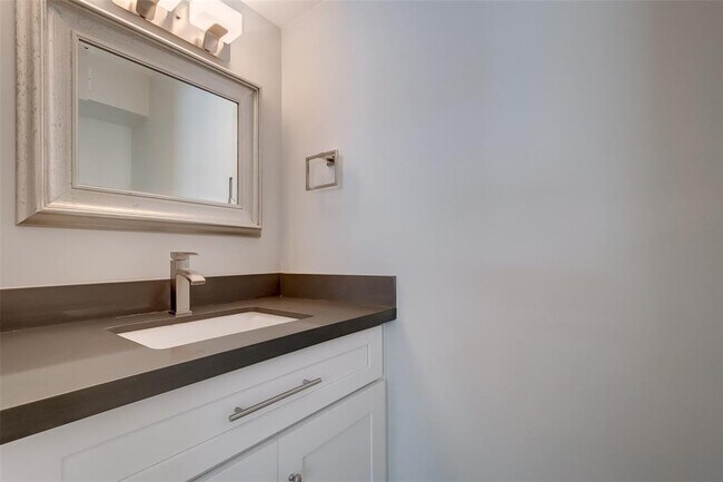 Building Photo - 818 Silvergate Dr