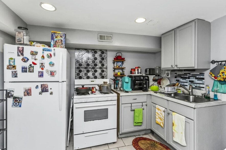 Building Photo - 3508 W Diversey Ave