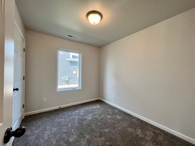 Building Photo - 4 Bed | 2 Bath | 2 Stall Garage | Single Family Home