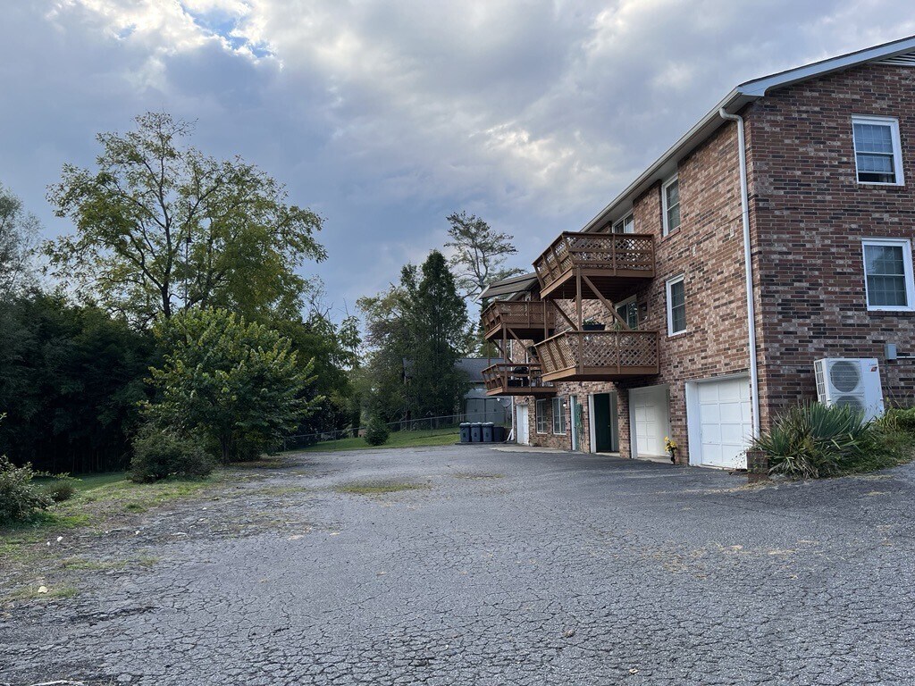 Rear parking with garage access - 530 Whispering Hills Dr