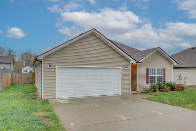 Building Photo - Fresh and Clean 3 bed 2 bath.  Sweet layout!