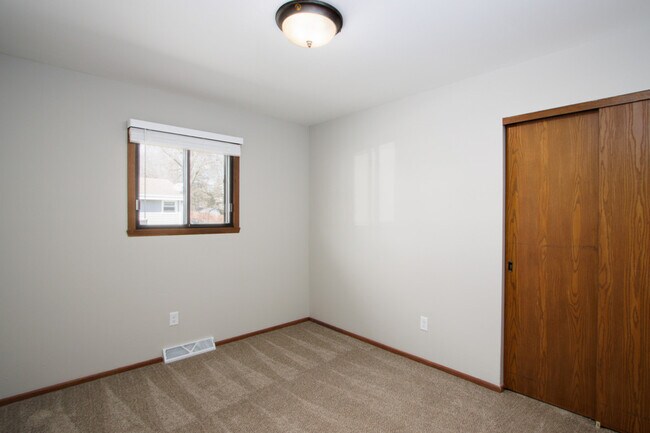 Building Photo - 7146 S 38th St
