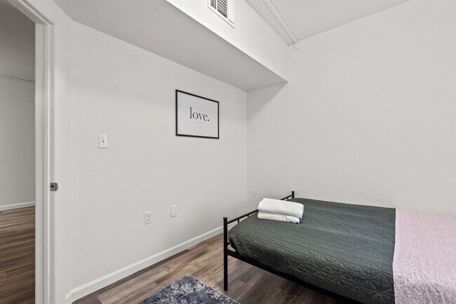 Building Photo - 911 W 22nd St