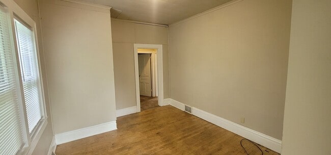Building Photo - 4 bed 2 bath