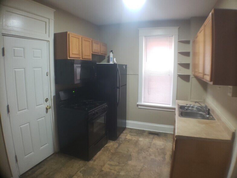 Kitchen with Gas stove and Full sized appliances - 1914 Manada St