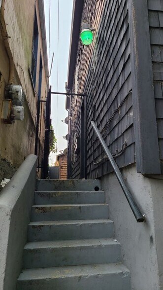 Building Photo - 2025 E 20th St