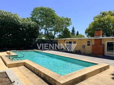 Building Photo - Gorgeous Sacramento Home with a POOL!!