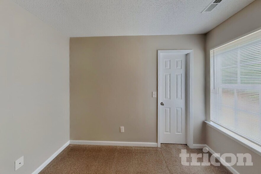 Building Photo - 223 Pebblestone Dr