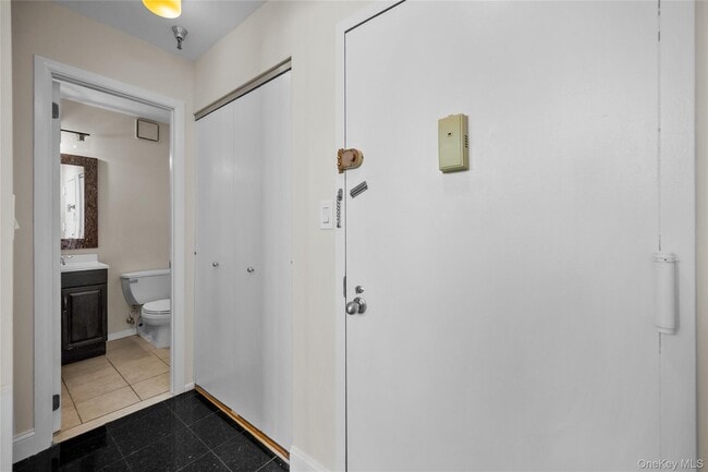 Building Photo - 520 Ashford Ave