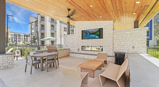 Building Photo - 14015 Univ Pass