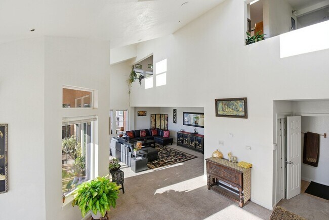 Building Photo - 9028 Burr St