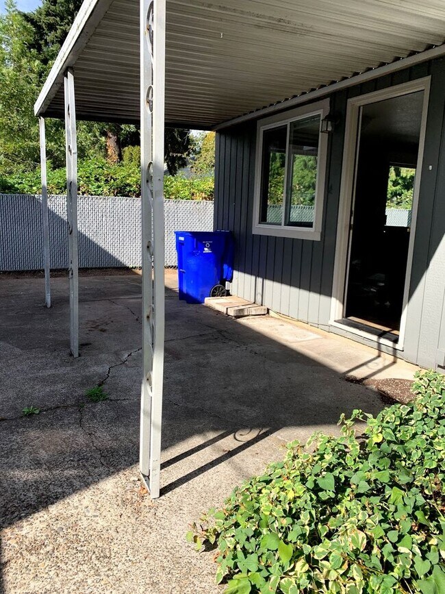 Building Photo - Large 2 bed, 1 bath Townhouse with Parking