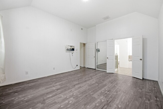 Building Photo - 5002 Rollingstone Rd