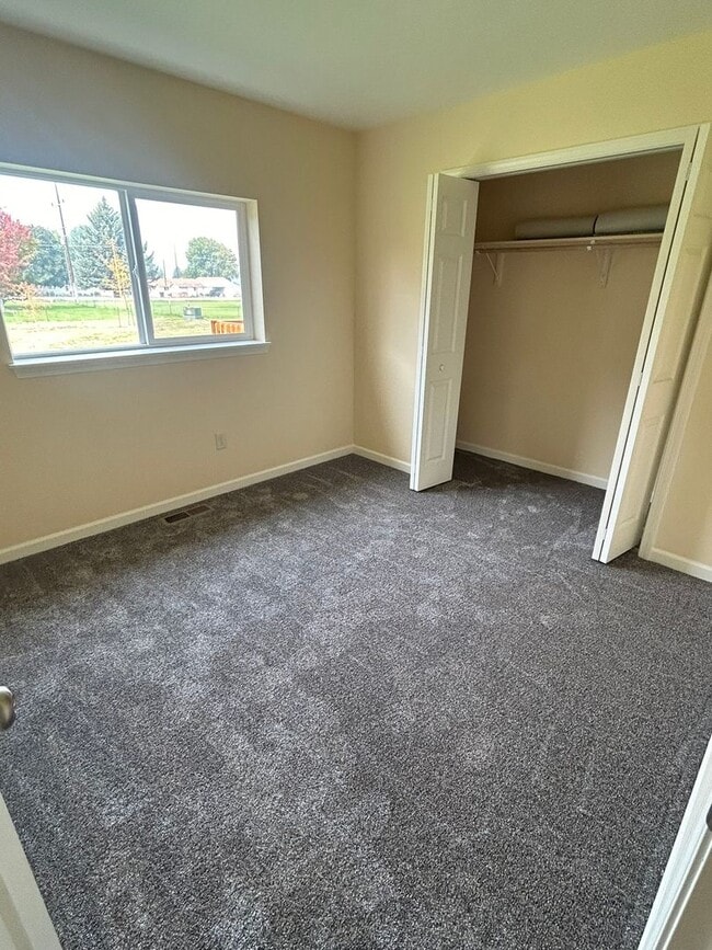 Building Photo - Beautiful 3 bed, 2 bath Hamilton home