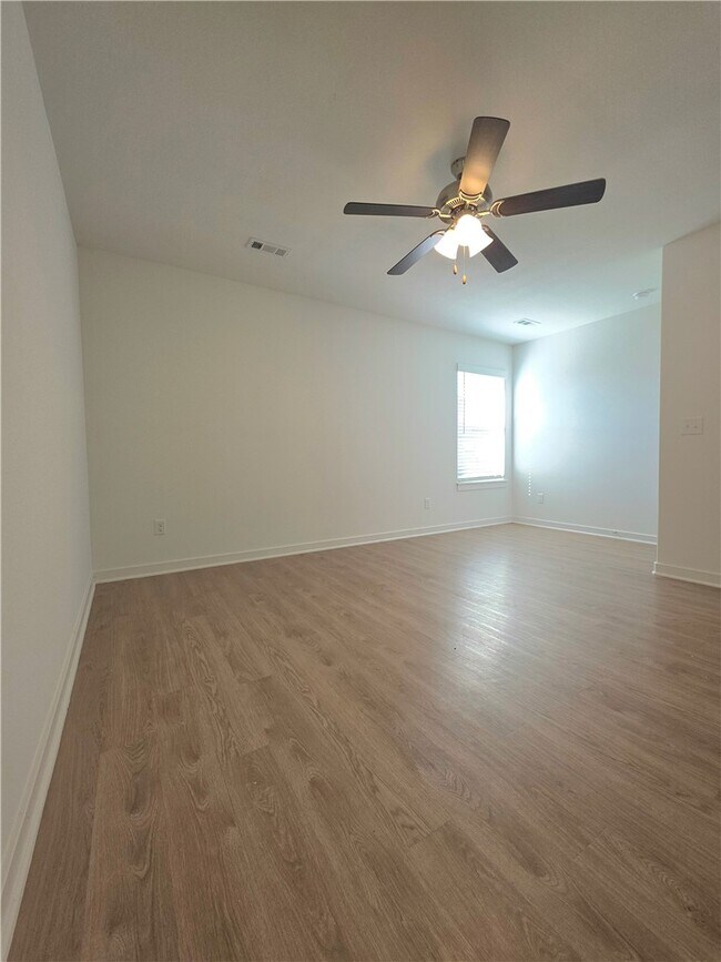 Building Photo - 605 W Loren Dr