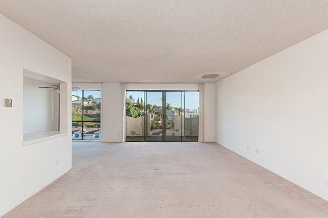 Building Photo - HUGE 2BD/2BA CONDO IN MISSION HILLS - AMAZ...