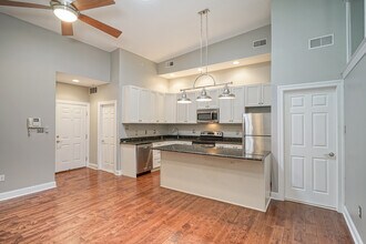 Building Photo - 6 Strawberry St