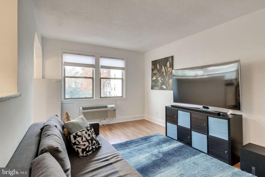 Living room - 1363 K St SE