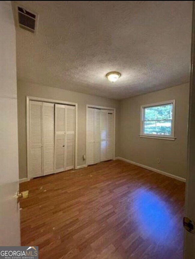 Building Photo - 2983 Deshong Dr SW