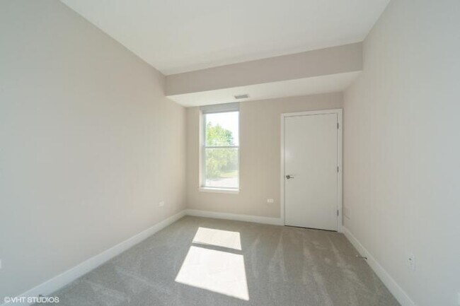 Building Photo - 2 bedroom in OAKBOOK TERRACE IL 60181