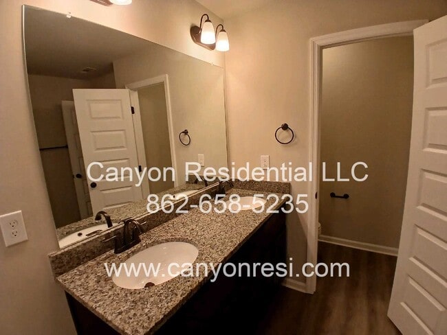 Building Photo - MUST SEE Fantastic 4BR 2/5 BA near everyth...