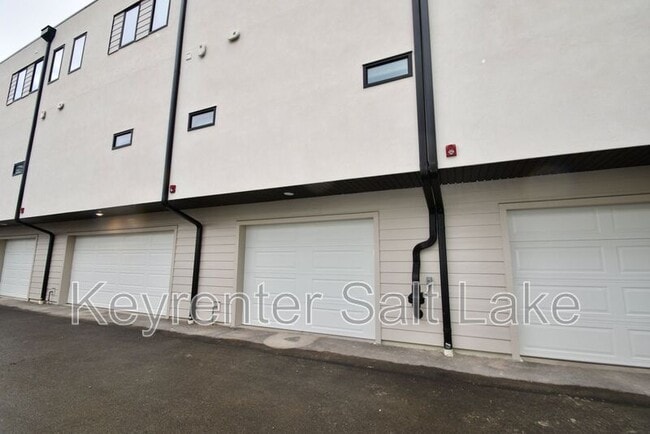 Building Photo - 1590 S 900 W