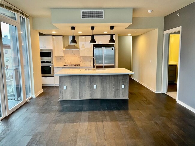 Building Photo - $2000.00 rent credit available, TOP FLOOR PENTHOUSE, Views Galore!!!