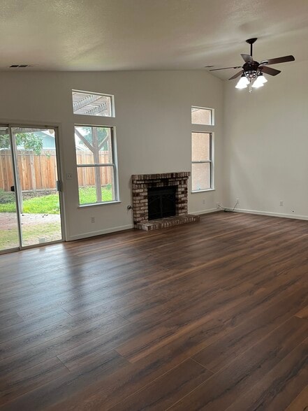 Building Photo - 2128 Jayhawk Dr