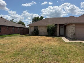 Building Photo - 1013 Shadybrook Ln