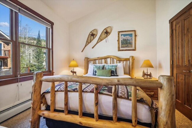 Building Photo - Walk to Main Street and the Slopes! Amenities Abound! Heat Included! Garage!