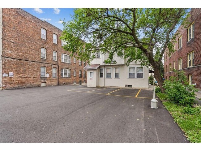 Building Photo - 1913 Emerson Ave S