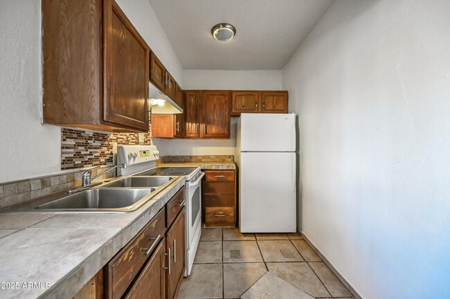 Building Photo - 526 S Mesa Dr