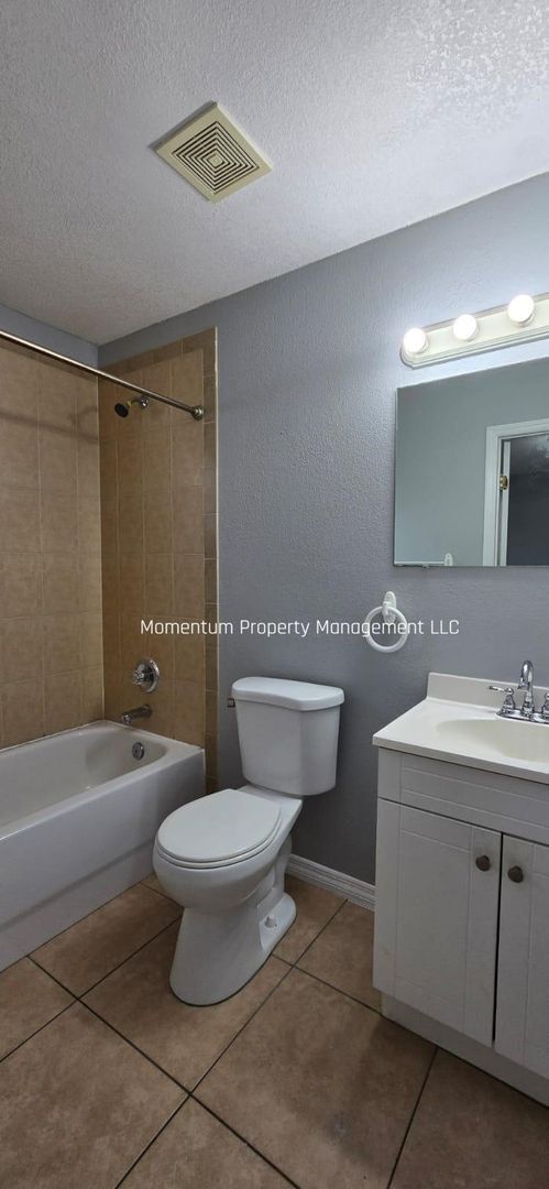 Building Photo - Spacious 3-Bedroom, 2-Bath Home with Covered Screened Porch & Large Kitchen in Tampa