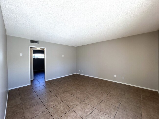 Building Photo - AVAILABLE NOW!! 2 Bedroom 1 Bath Apartment...