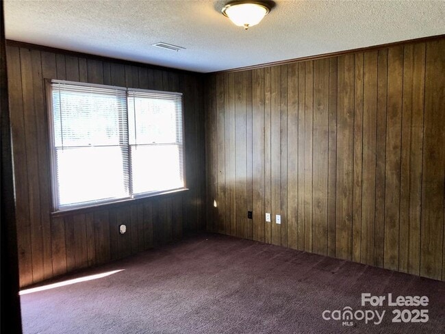 Building Photo - 208 Sunny Hill Dr