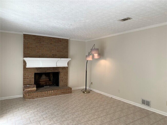 Building Photo - 4536 Woodlawn Lake Dr