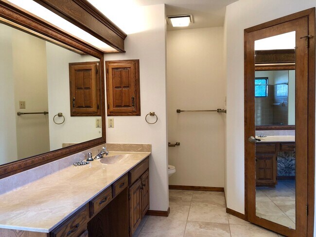 Building Photo - 4305 Center Oak Wds