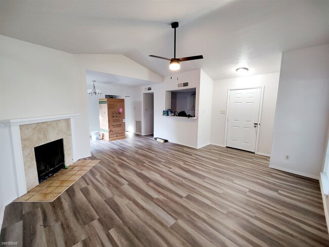 Building Photo - 2 br, 1 bath Duplex - 624 West Warrior Trail